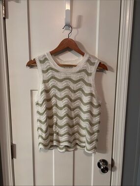 BE COOL White and Sage Wave Knit Tank
